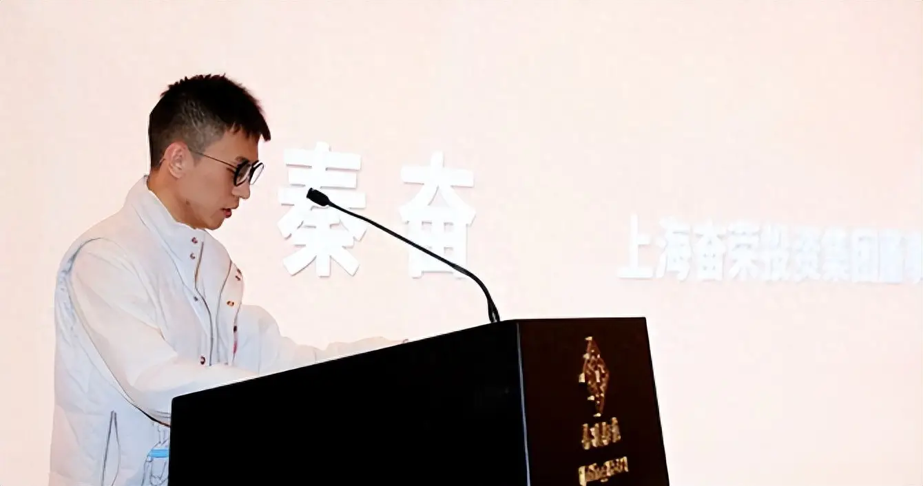 手戴1000多万名表，坐拥3.6亿私人飞机，给9亿分手费，他啥来头？